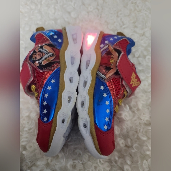 BNWOT Sz US 9 Wonderwoman Kids Toddler  Red Blue Light Up Sneakers Shoes Velcro - Picture 10 of 11